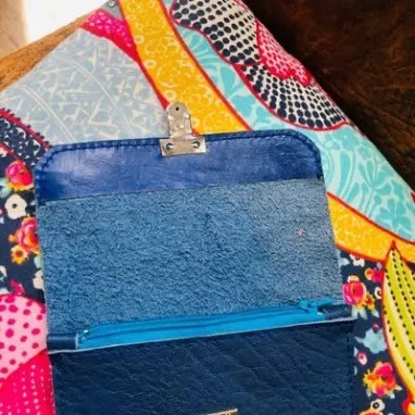 porte feuille bleu.webp