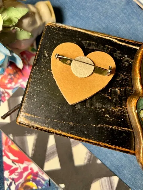 broche derrire moustache jaune.webp