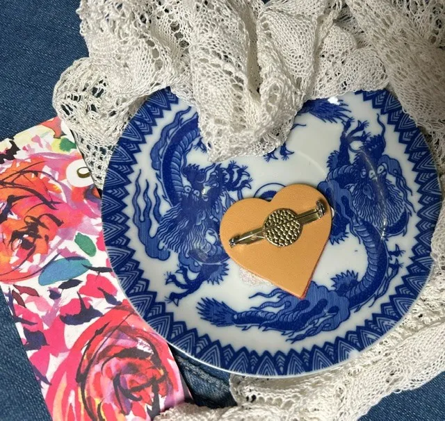 broche coeur derriere.webp