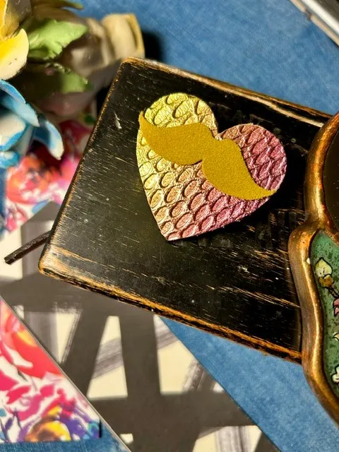 Broche cœur moustachu rose et jaune