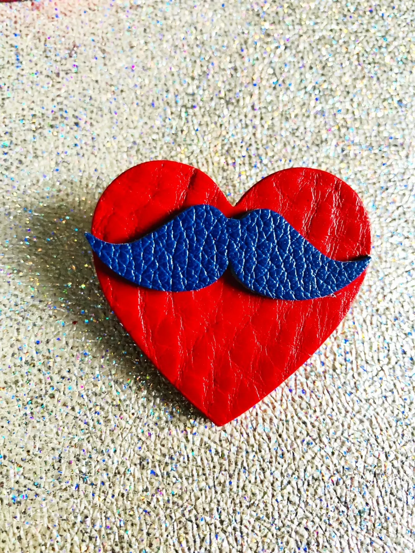 Broche cœur moustachu rouge et bleu